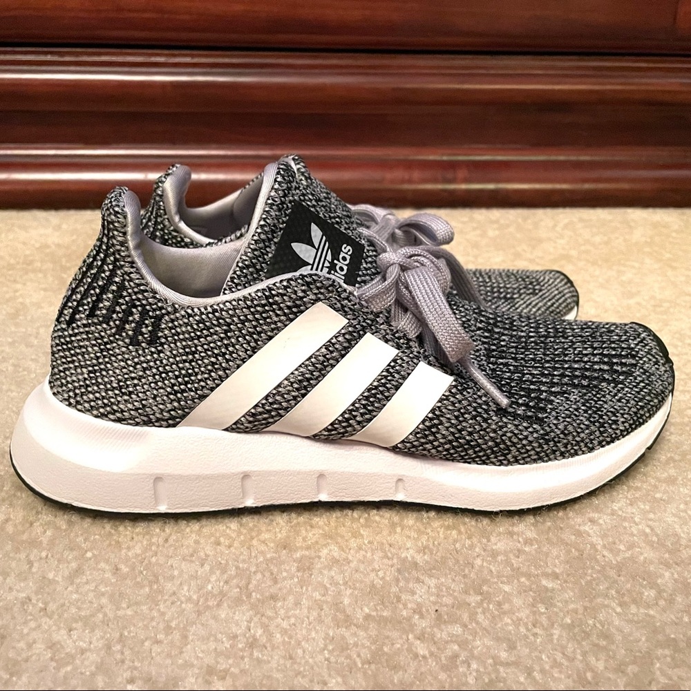 ADIDAS SWIFT RUN SNEAKERS GRAY NWOT